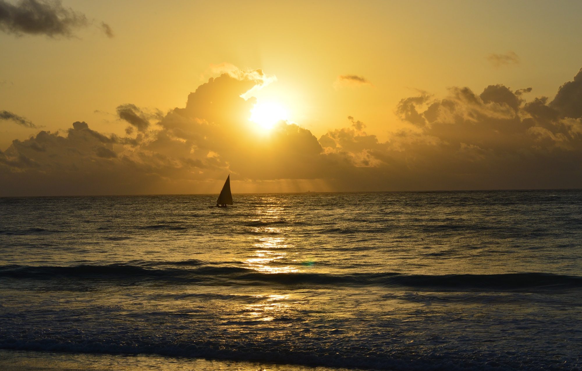 Segelschiff in der Abendsonne